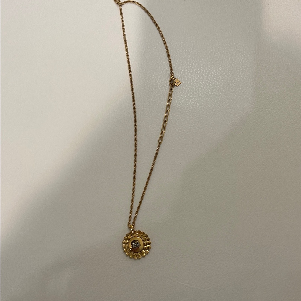 Elegant Gold Necklace with Pendant